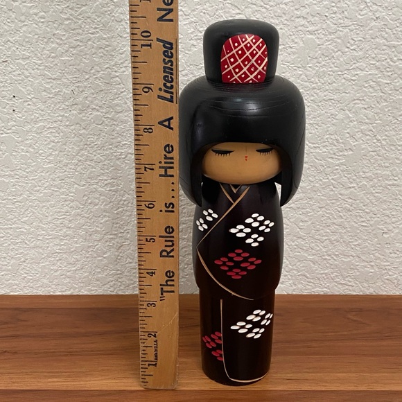 Vintage Kunio Miyagawa Black Kimono Okappa 10” Kokeshi Doll - Picture 4 of 16